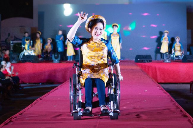 Lắng lại trong đêm Chung kết là những lời chia sẻ thật chân thành của những thí sinh khuyết tật. Có những người lần đầu tiên trong đời được mặc áo dài, có những người đứng trên sân khấu mà vẫn ngỡ như một giấc mơ