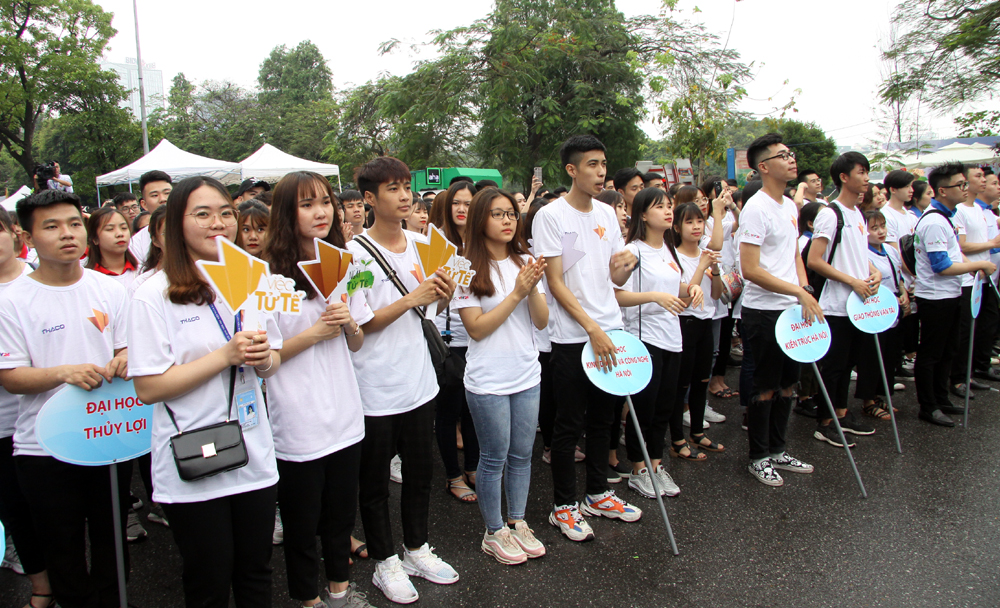 Sáng sớm ngày cuối tuần, Hà Nội đổ mưa nhưng hàng nghìn bạn trẻ vẫn đến chương trình chung tay để cùng tạo nên Ngày tử tế
