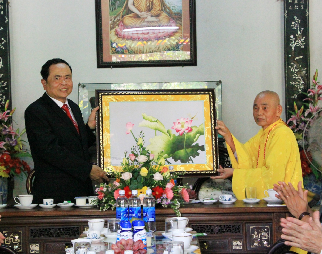 Chủ tịch Trần Thanh Mẫn nhận bức tranh lưu niệm từ Hòa thượng Thích Đức Thanh.