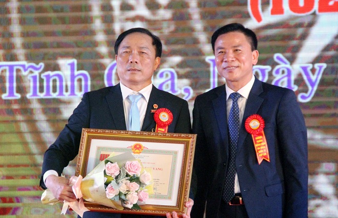 Ông Nguyễn Văn Đệ (bên trái) - Chủ tịch Hội đồng quản trị - Tổng Giám đốc Công ty CP Hợp Lực được Chủ tịch nước Nguyễn Phú Trọng Tặng Huy chương chiến sỹ vẻ vang hạng Nhất.