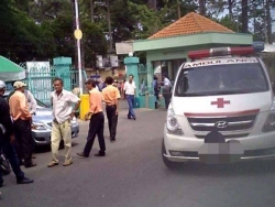 Hòa Bình: Cột bê tông đổ trúng nhóm học sinh chơi dưới sân trường khiến nhiều em bị thương