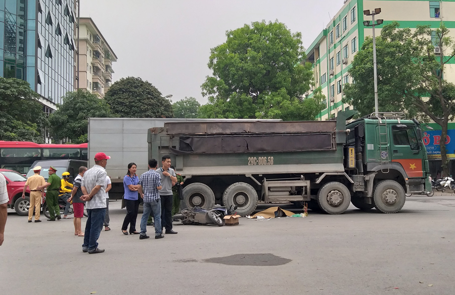 Lực lượng chức năng nhanh chóng có mặt tại hiện trường điều tra nguyên nhân vụ tai nạn