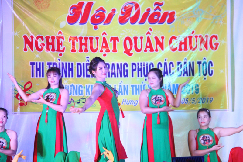 Hội diễn nghệ thuật quần chúng thi trình diễn trang phục các dân tộc xã Hưng Khánh (Trấn Yên, Yên Bái).