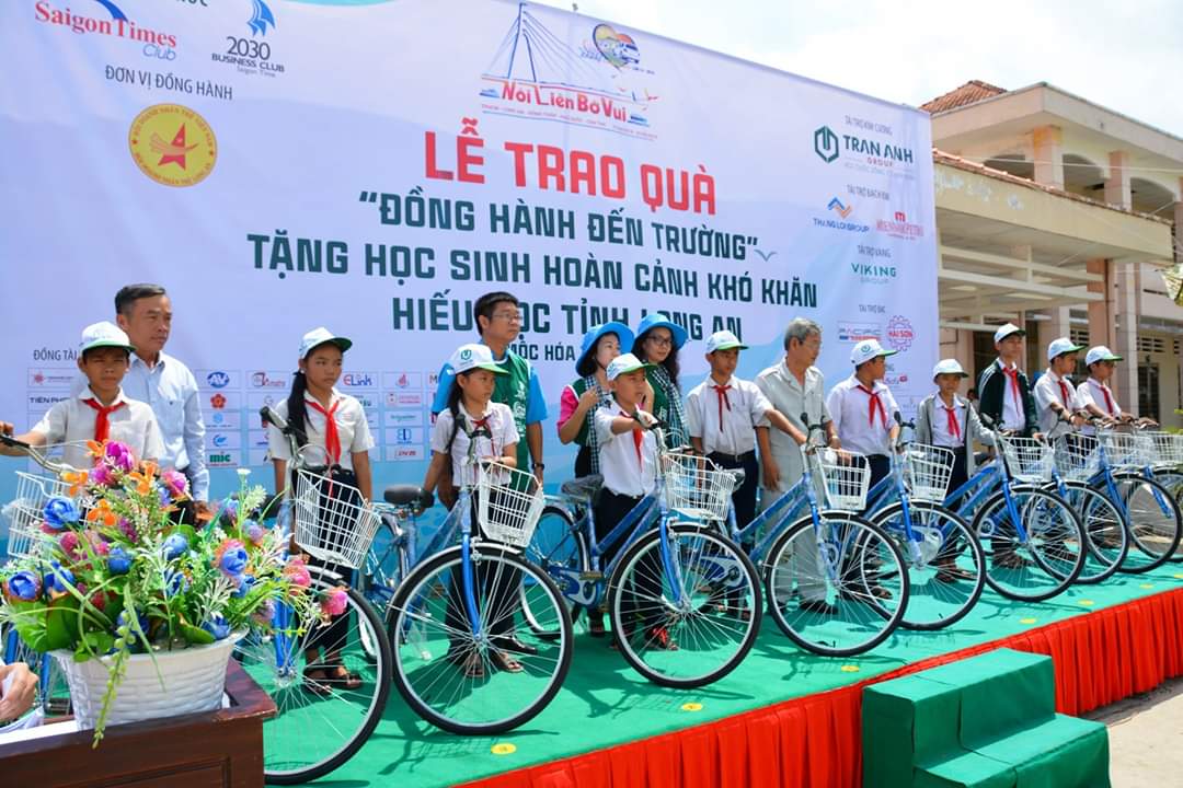 Đại diện doanh nghiệp tặng quà cho học sinh nghèo hiếu học