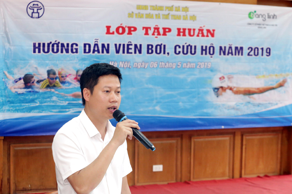 Ông Nguyễn Phúc Anh, Phó Trưởng Phòng Quản lý Thể dục thể thao - Sở Văn hóa và Thể thao Hà Nội phát biểu tại lễ khai mạc lớp