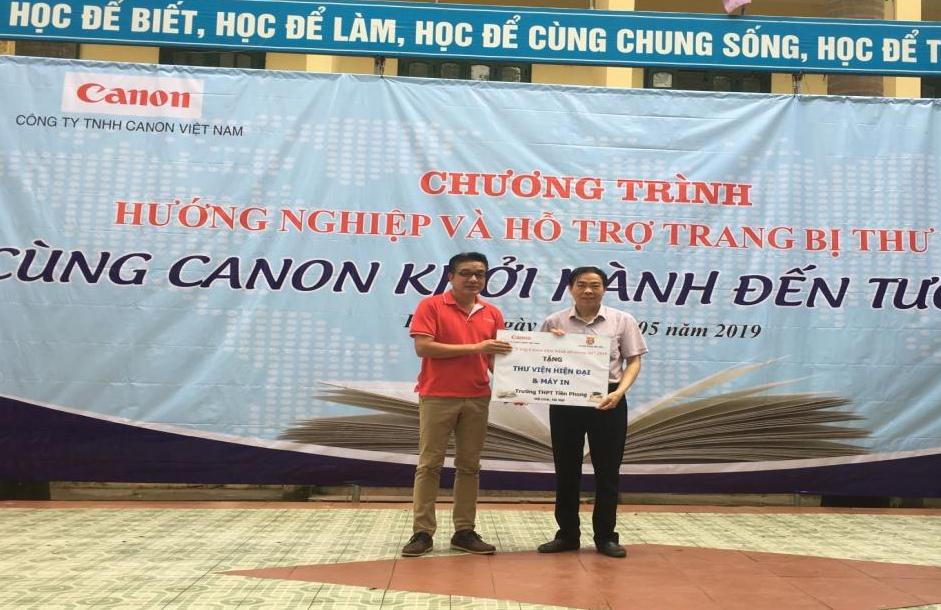 Ông Koizumi – Giám đốc nhà máy Thăng Long trao tặng thư viện hiện đại cho Trường THPT Tiền Phong