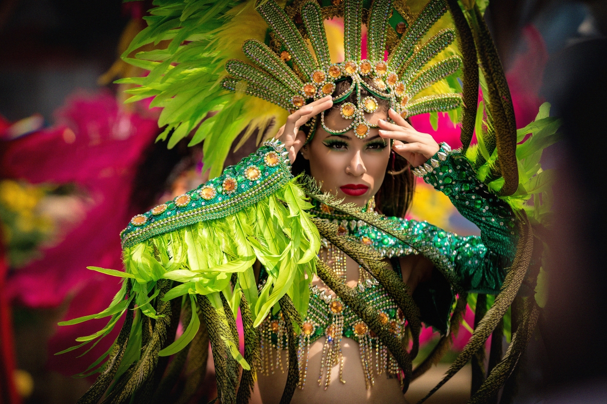 Cibelly múa điệu Samba rực lửa tại Carnival đường phố ở Bà Nà