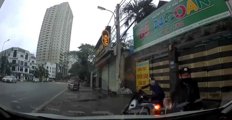 Hà Nội: Bị tài xế Kia K3 truy đuổi, hai tên trộm logo xe ô tô rút dao đe dọa