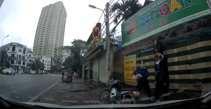 Hai tên trộm rút dao đe dọa 