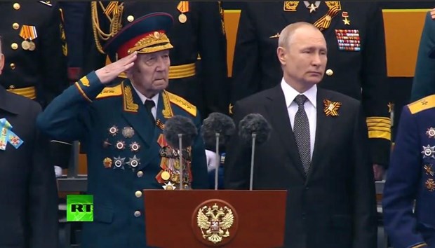 Tổng thống Nga Vladimir Putin tham dự lễ diễu binh