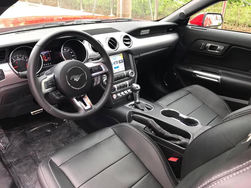 Ford Mustang Premium 2019 đầu tiên cập bến Việt Nam, giá hơn 3,1 tỷ đồng