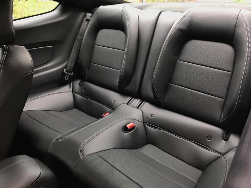 Vì là một chiếc xe thể thao nên Ford Mustang 2019 có hàng ghế thứ 2 khá nhỏ và chỉ phù hợp cho trẻ nhỏ ngồi