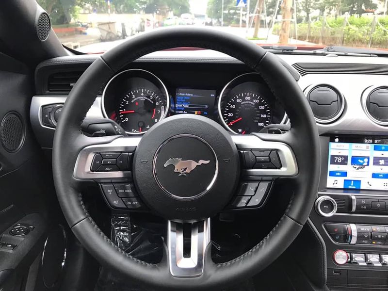 Vô-lăng 3 chấu bọc da với nhiều phím chức năng tuỳ chỉnh