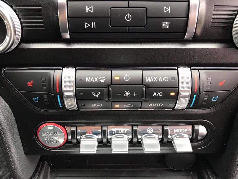 Các phím điều khiển được đưa về bảng điều khiển trung tâm và được thiết kế dưới dạng gẩy kiểu máy bay