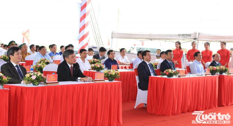 Các đại biểu tỉnh Thái Bình và TP Hải Phòng tại lễ khởi công.