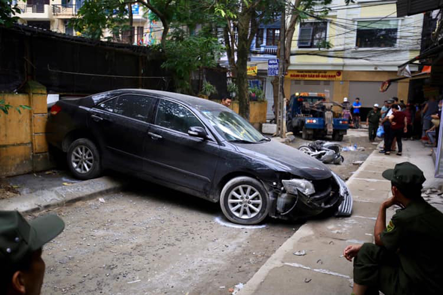 Nhân chứng bàng hoàng kể lại vụ xe Camry đi lùi tông người phụ nữ tử vong ở Khương Trung