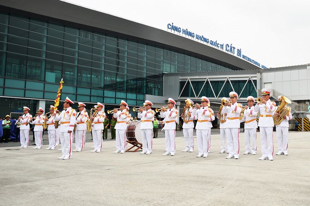 Nghi lễ quân nhạc đón chuyến bay đầu tiên của Hãng hàng không Bamboo Airways kết nối Hải Phòng.