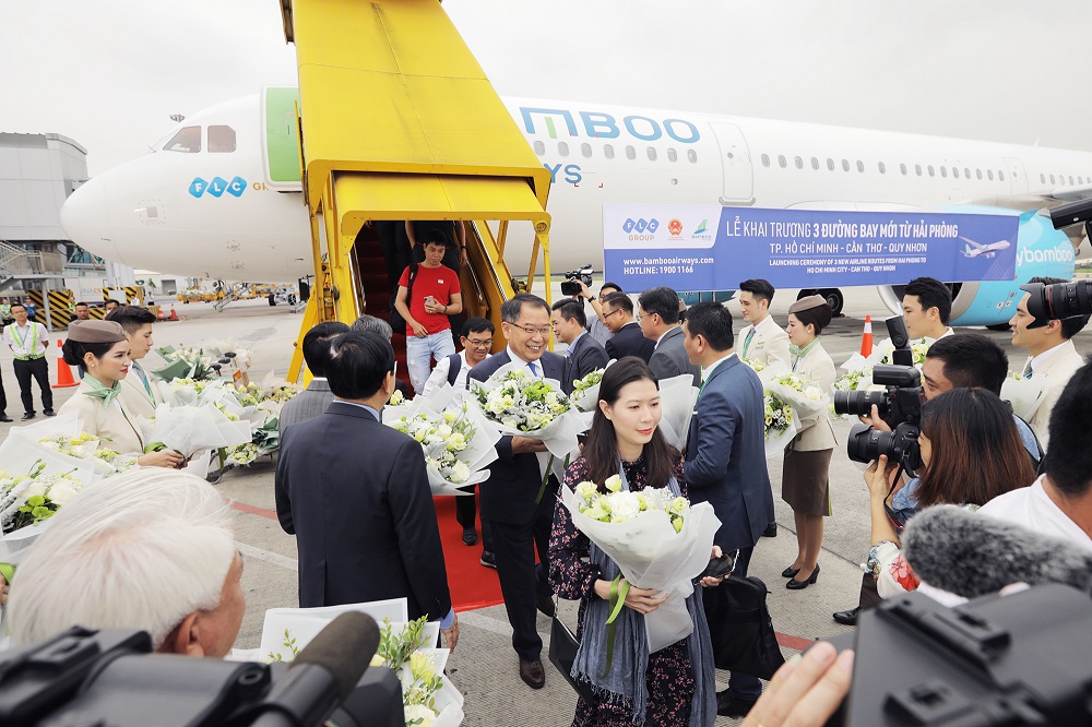 Đại diện lãnh đạo UBND TP Hải Phòng, Tập đoàn FLC và Hãng hàng không Bamboo Airways tặng hoa hành khách.