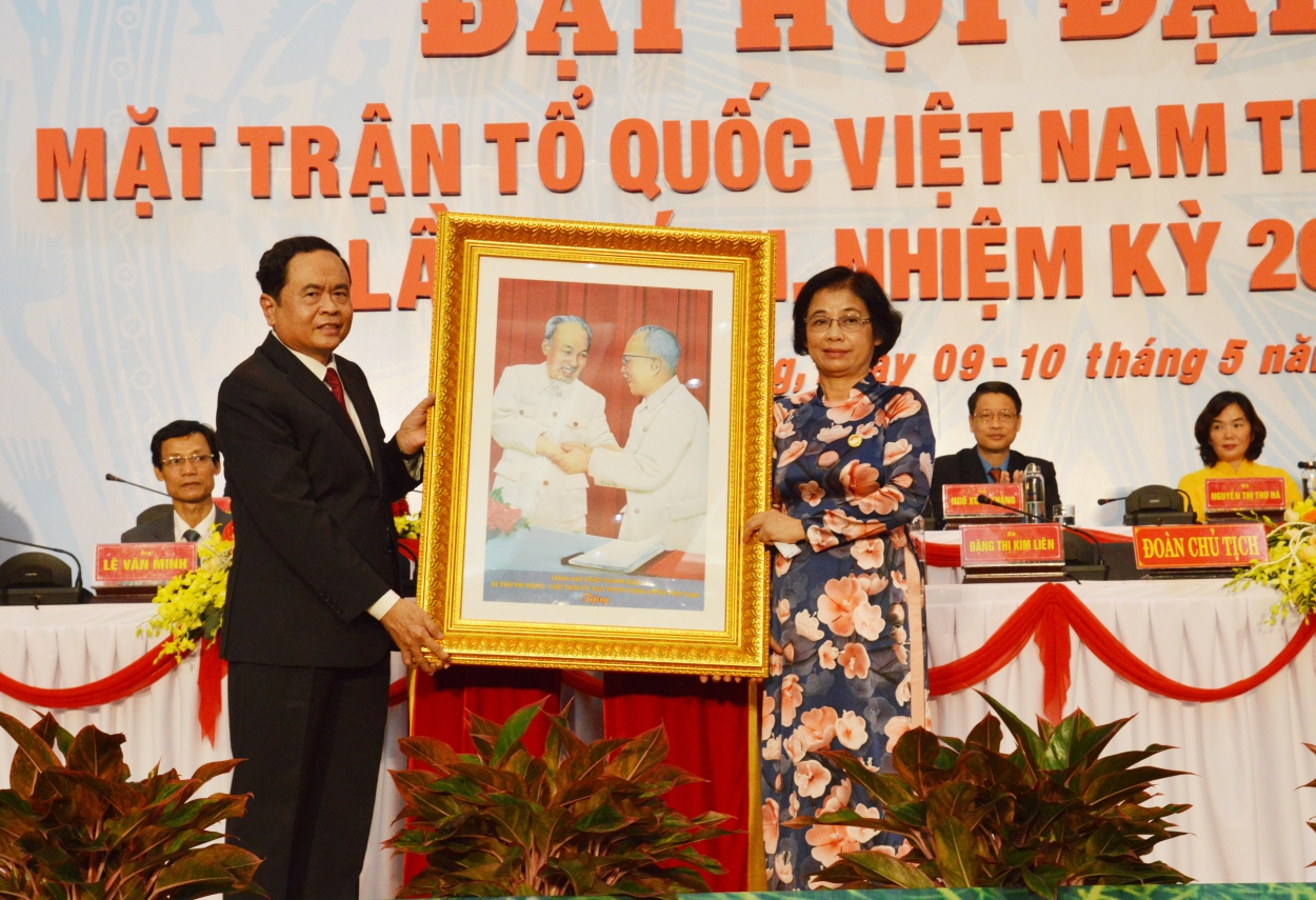 Chủ tịch UBTƯ MTTQ Việt Nam Trần Thanh Mẫn trao bức tranh tặng Chủ tịch Ủy ban MTTQ Việt Nam thành phố Đà Nẵng.