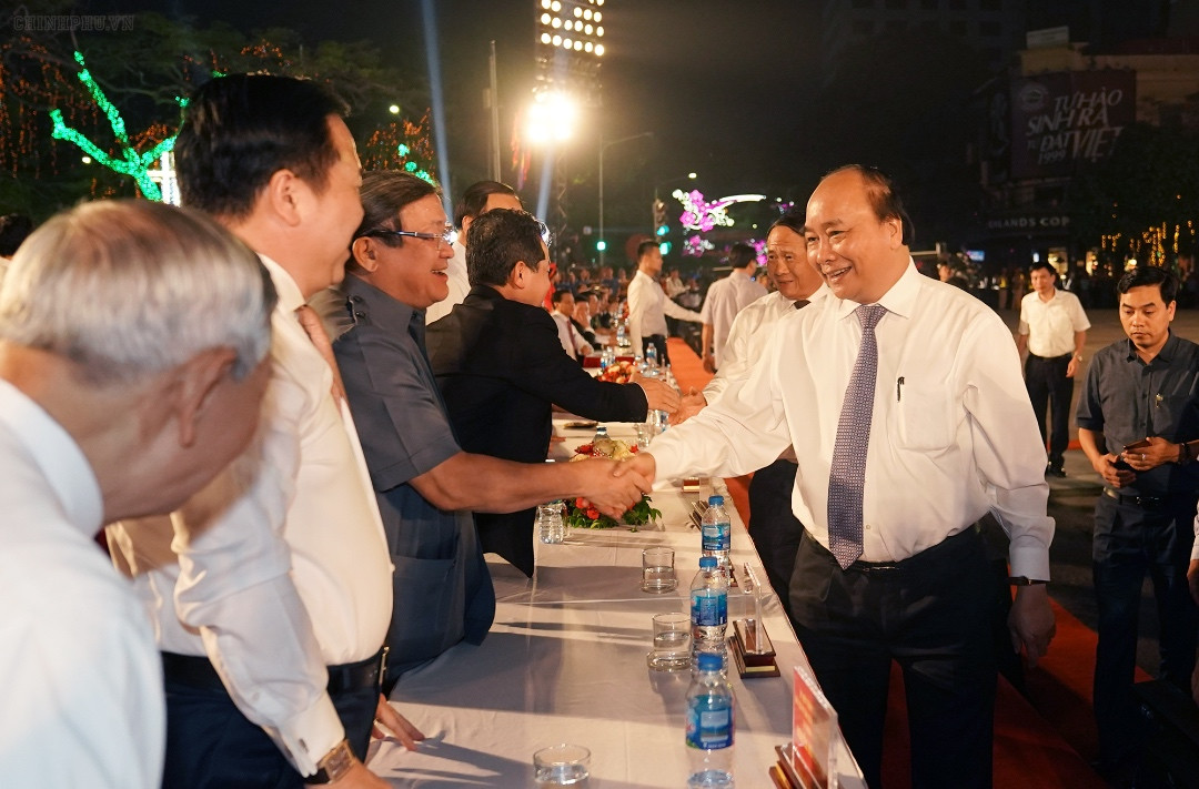 Thủ tướng Nguyễn Xuân Phúc đã dự Lễ hội Hoa phượng đỏ,nhân kỷ niệm ngày giải phóng Thành phố Cảng 13/5.