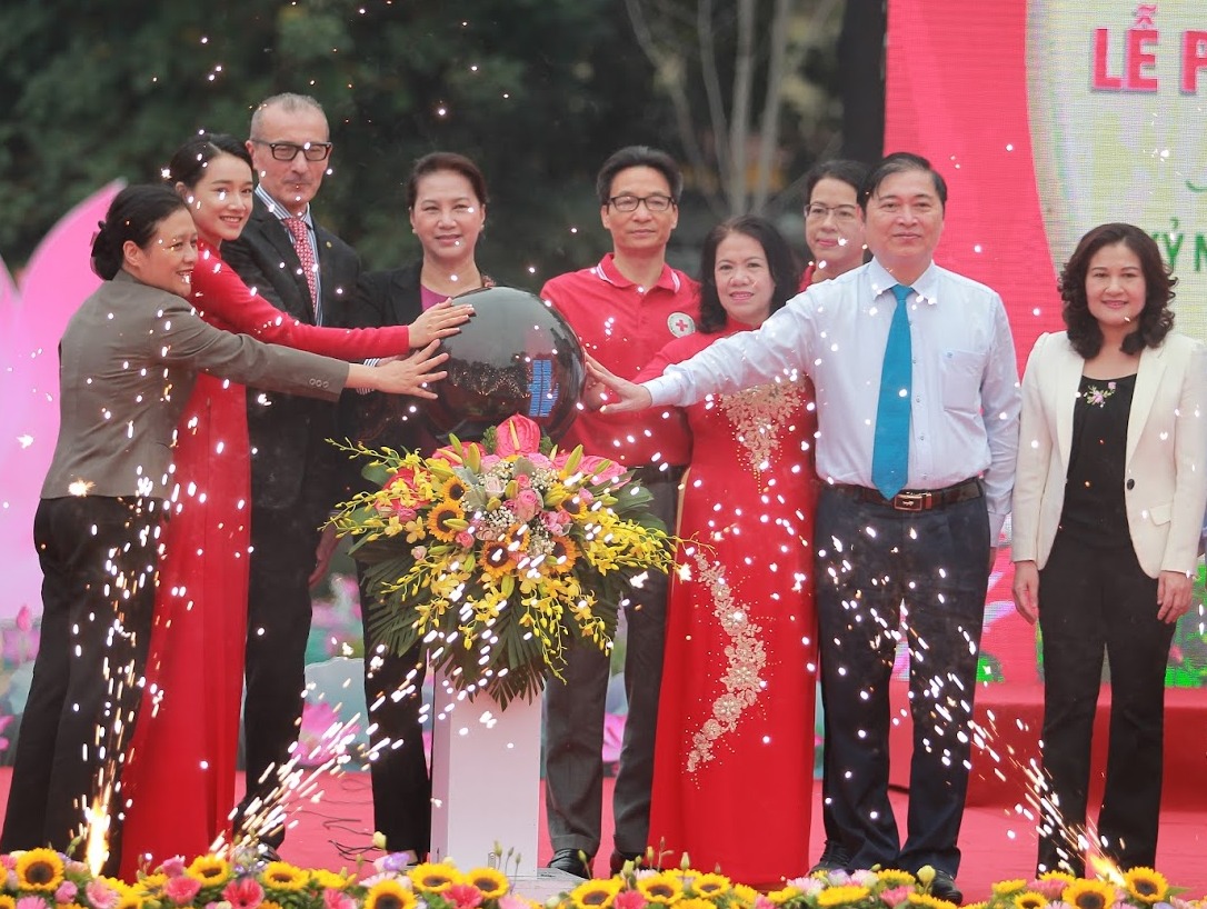 Ủy viên Bộ Chính trị, Chủ tịch Quốc hội Nguyễn Thị Kim Ngân, Phó Thủ tướng Vũ Đức Đam, cùng các đại biểu đã thực hiện nghi thức bấm nút phát động