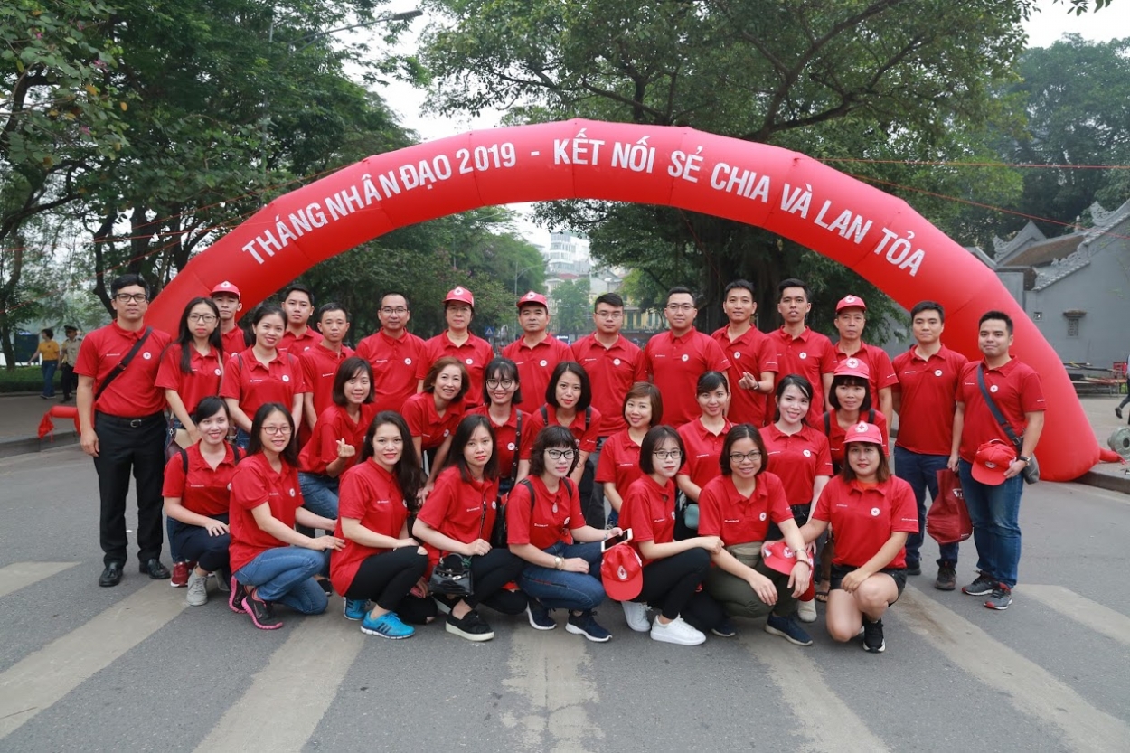 Đoàn viên thanh niên Agribank đi bộ diễu hành khu vực hồ Hoàn Kiếm hưởng ứng