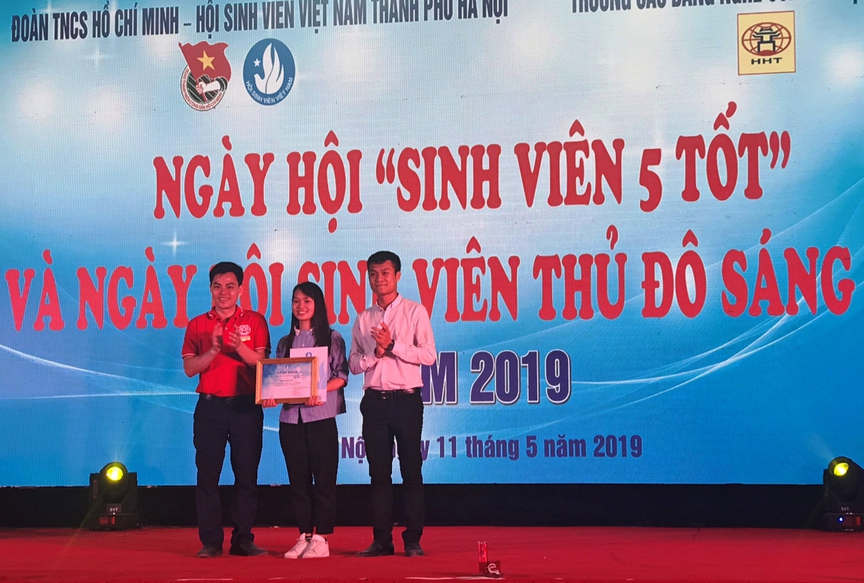 Đại diện Ban tổ chức trao giải tới các đội thi xuất sắc