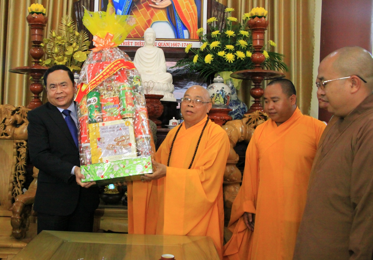 Chủ tịch UBTƯ MTTQ Việt Nam Trần Thanh Mẫn tặng quà tới Hòa thượng Thích Quảng Xả.