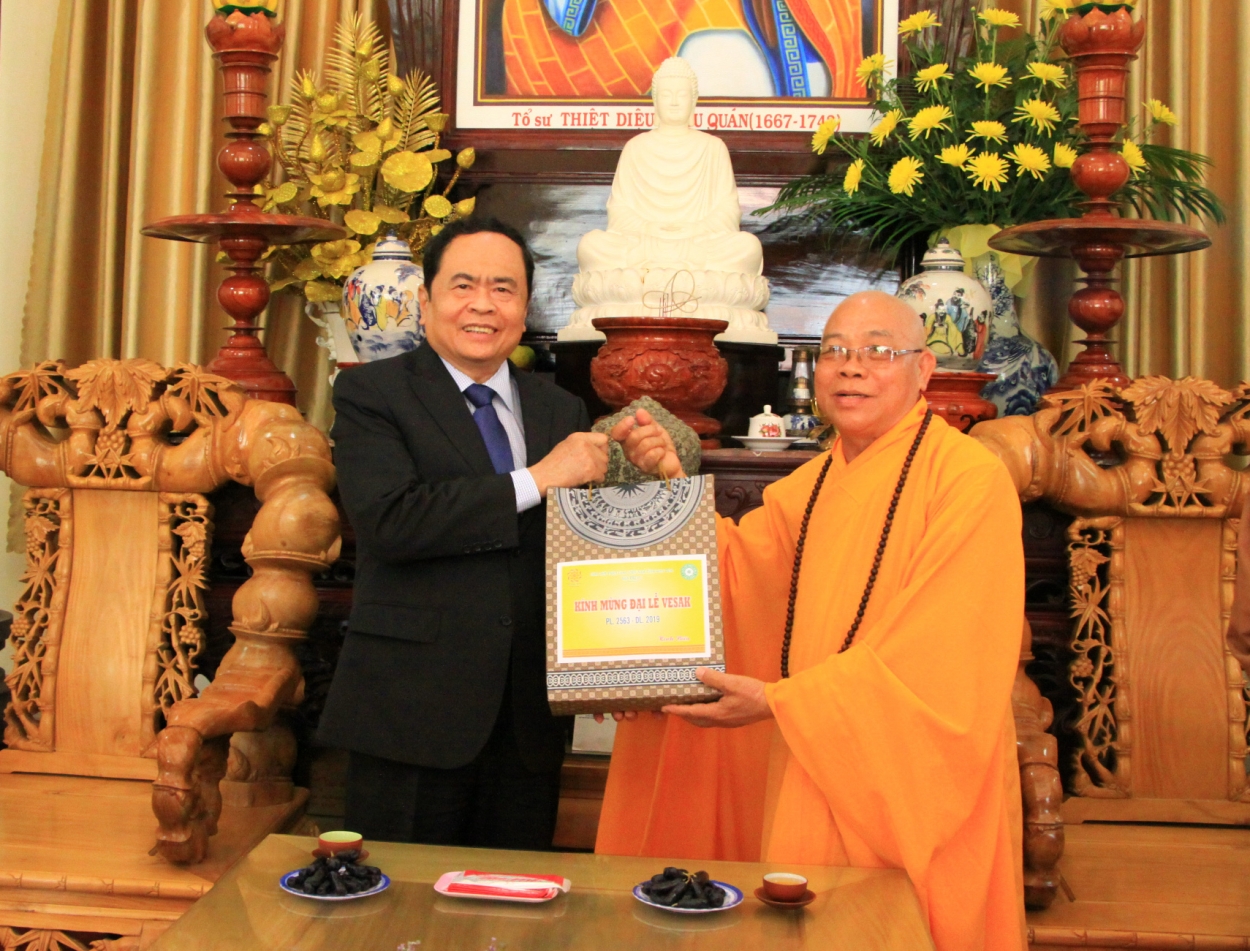 Chủ tịch UBTW MTTQ Việt Nam Trần Thanh Mẫn nhận quà lưu niệm từ Hòa thượng Thích Quảng Xả.