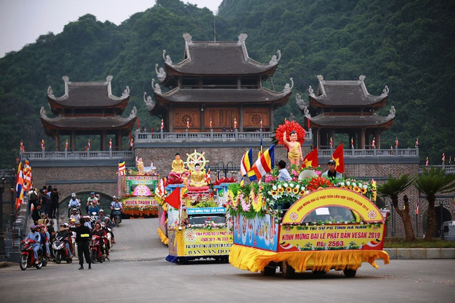 Đoàn xe hoa diễu hành chạy qua Tam Quan tiến vào khu quần thể chùa Tam Chú