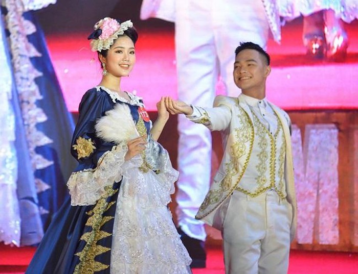 Các thí sinh trong phần thi trang phục dạ hội