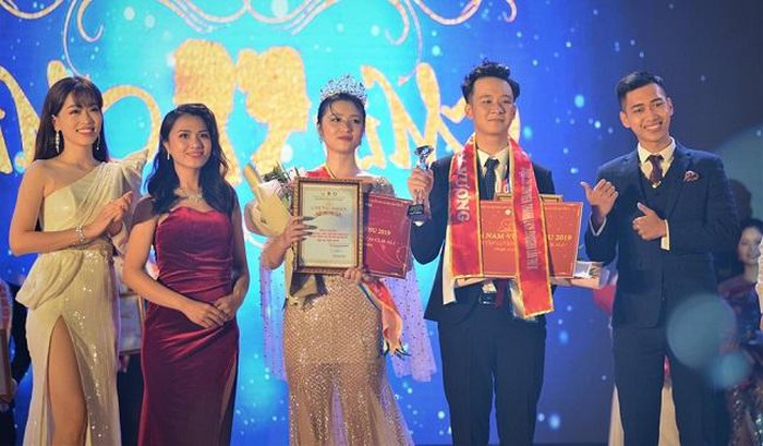 Chiến thắng thuộc về nữ sinh của trường Đại học Ngoại ngữ và nam sinh trường ĐH Khoa học Xã hội và Nhân văn