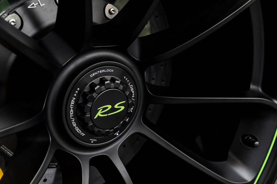 Chỉ một tùy chọn của Porsche 911 GT3 RS màu cốm độc nhất Việt Nam đã có giá gần 700 triệu VNĐ !