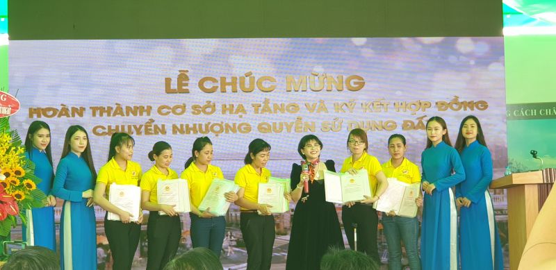 CTHĐQT Phạm Thị Hường (áo đen, thứ 5 bên phải qua) cam kết luôn giữ vững uy tín và đặt lợi ích của khách hàng lên hàng đầu.