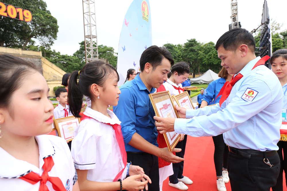 Đồng chí Nguyễn Thứ Mười - Hiệu trưởng trường Lê Duẩn trao giải cho các đội xuất sắc