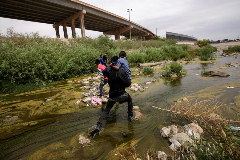 Những người di cư tiếp tục băng qua sông Bravo tại đường biên giới giữa Ciudad Juarez, Mexico và El Paso, Texas, Hoa Kỳ. Ảnh: Reuters