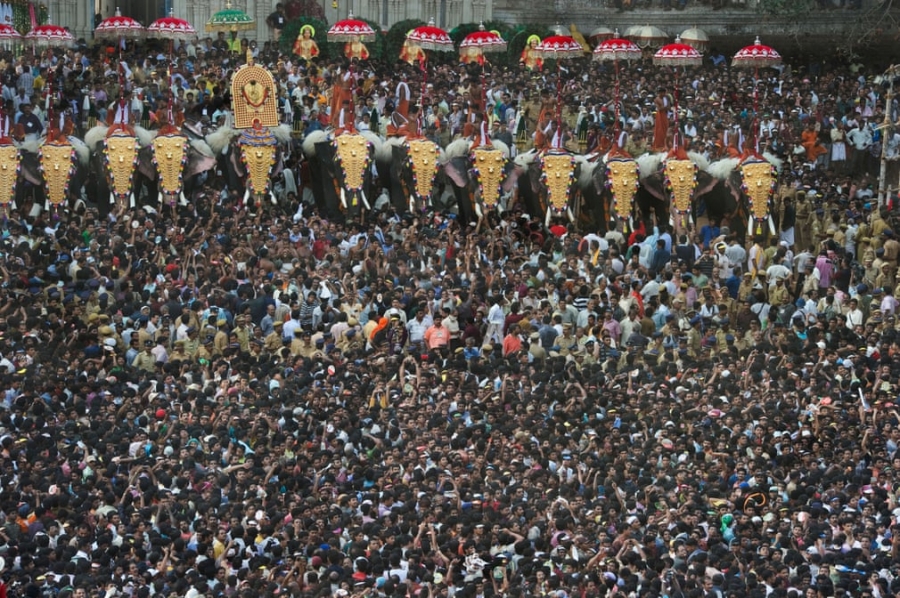 Đám đông tại lễ hội rước voi Thrissur Pooram tại Ấn Độ. Ảnh: Paolo Gislimbert