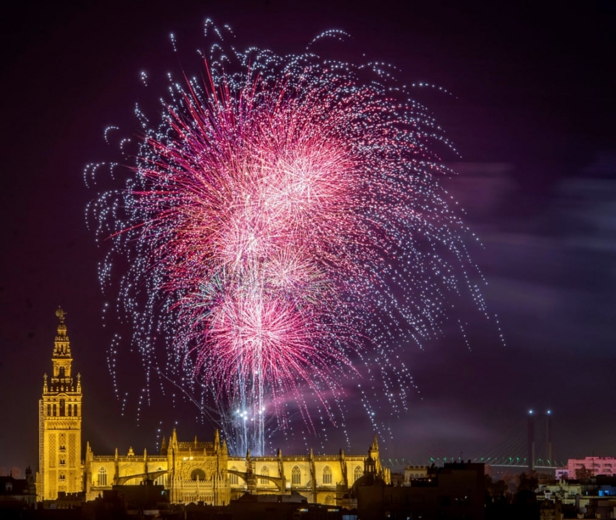 Màn pháo hoa đánh dấu sự kết thúc của Lễ hội mùa xuân Feria de Abril ở Sevilla, Tây Ban Nha. Ảnh: EPA