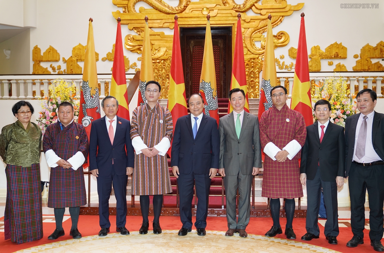 Thủ tướng Nguyễn Xuân Phúc, Chủ tịch Thượng viện Bhutan cùng các đại biểu hai bên chụp ảnh lưu niệm.