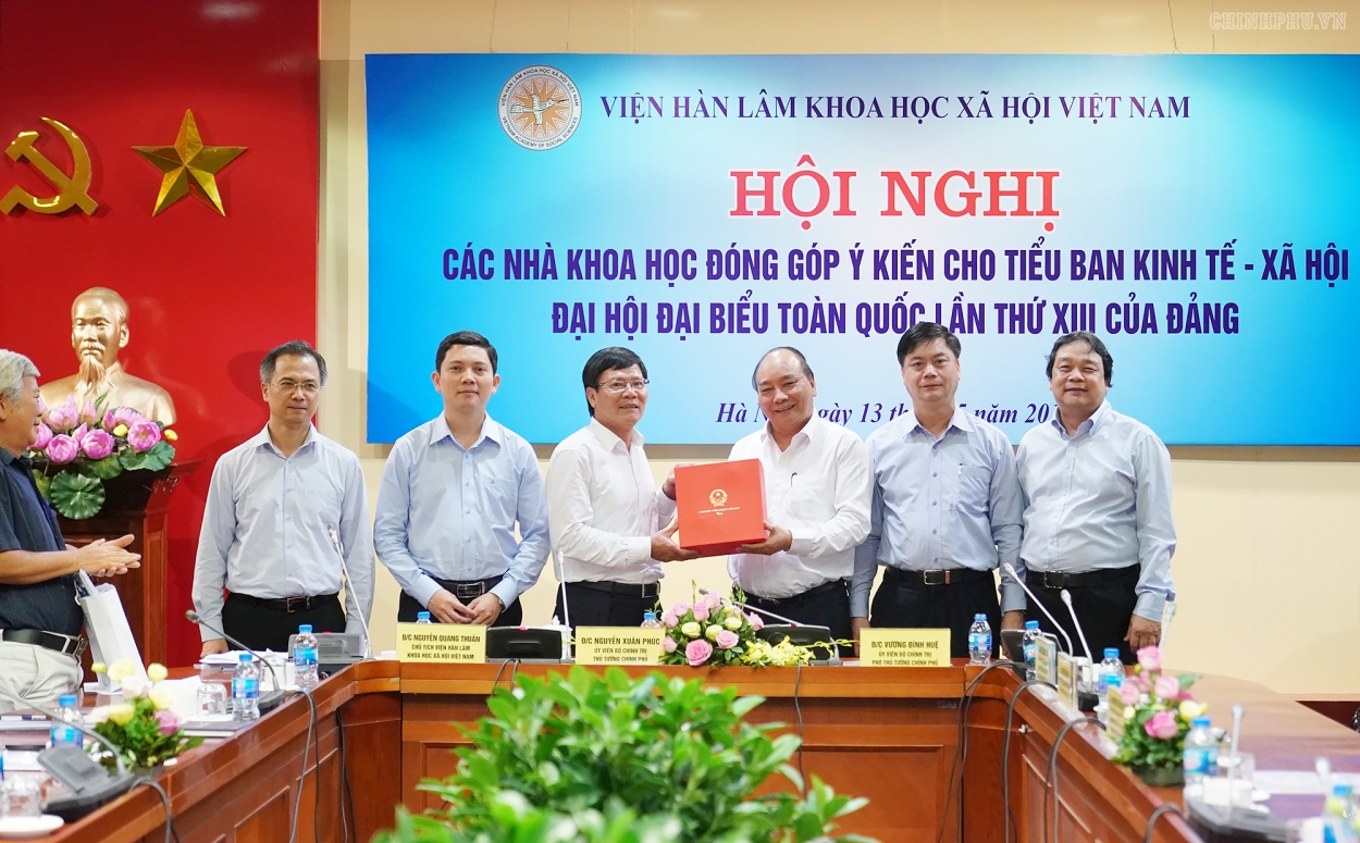 Thủ tướng Nguyễn Xuân Phúc tặng quà lưu niệm các nhà khoa học tại Viện Hàn lâm Khoa học xã hội Việt Nam.