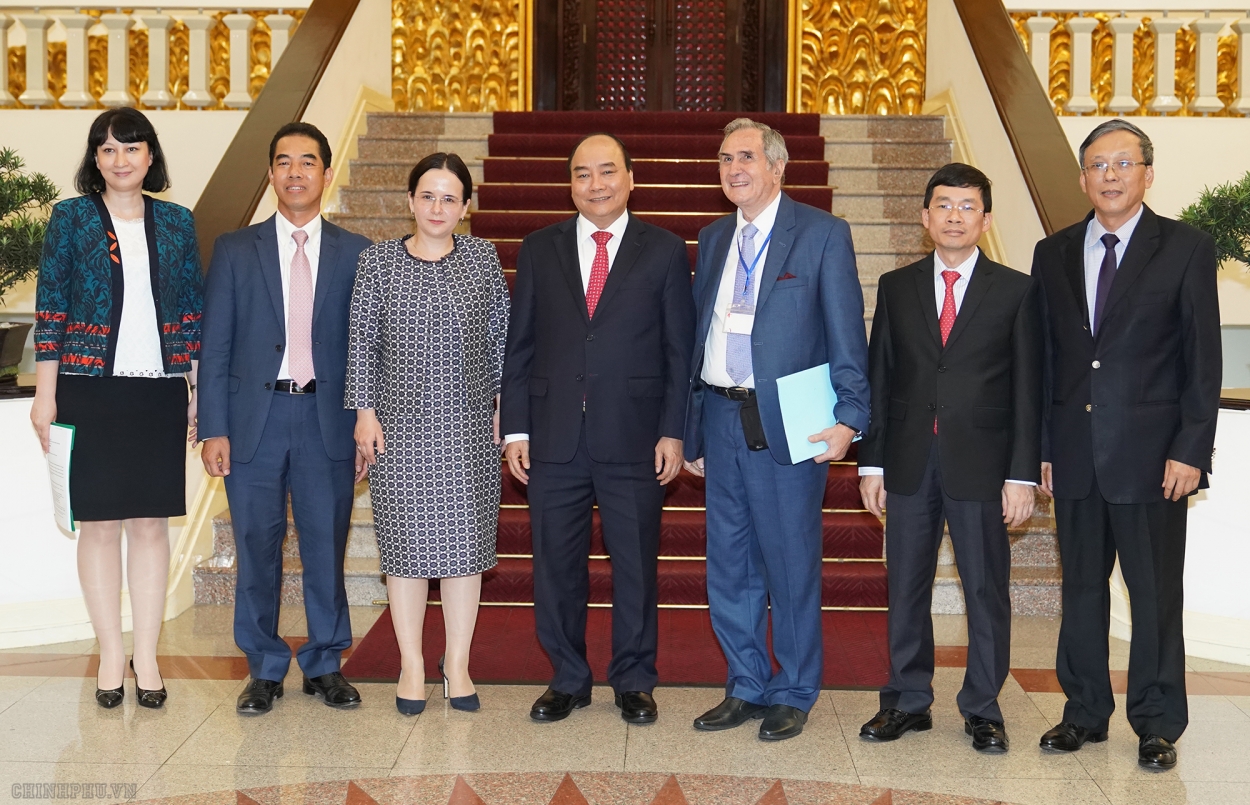 Thủ tướng Nguyễn Xuân Phúc chụp ảnh lưu niệm cùng các đại diện tại buổi tiếp.
