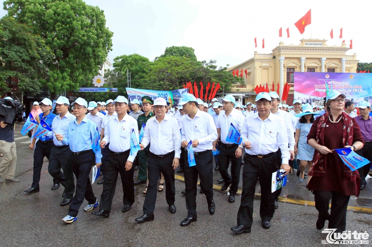 Phó Thủ tướng Trịnh Đình Dũng cùng các đại biểu tham gia diễu hành hưởng ứng Tuần lễ Quốc gia Phòng chống thiên tai