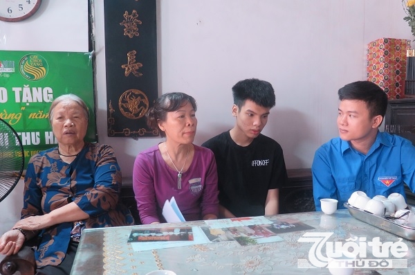 Đại diện Trung tâm Truyền thông BHXH Việt Nam trò chuyện cùng gia đình cháu Trần Đức Anh
