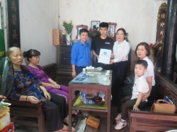 BHXH Việt Nam tặng thẻ BHYT cho con trai nữ công nhân Lê Thị Thu Hà