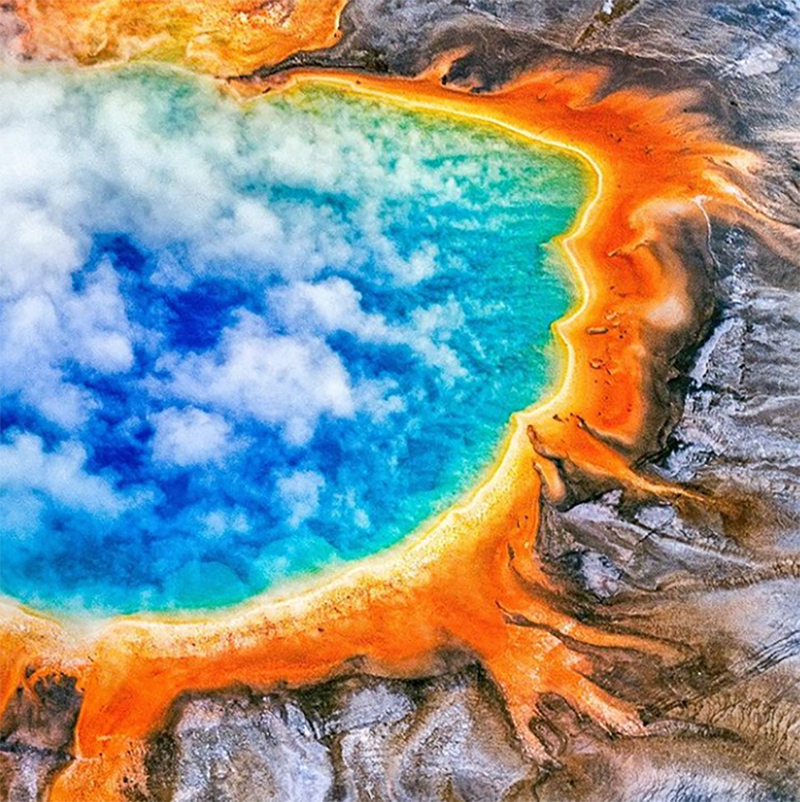 Những họa tiết tuyệt vời xung quanh suối nước nóng ở Công viên quốc gia Yellowstone khi nhìn từ không trung.