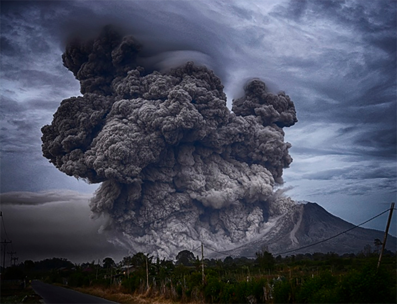 Núi lửa Sinabung phun trào và những đám mây tro của nó.