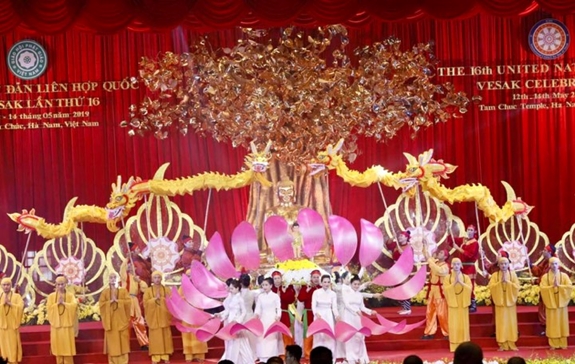 Tiết mục văn nghệ tại buổi lễ.