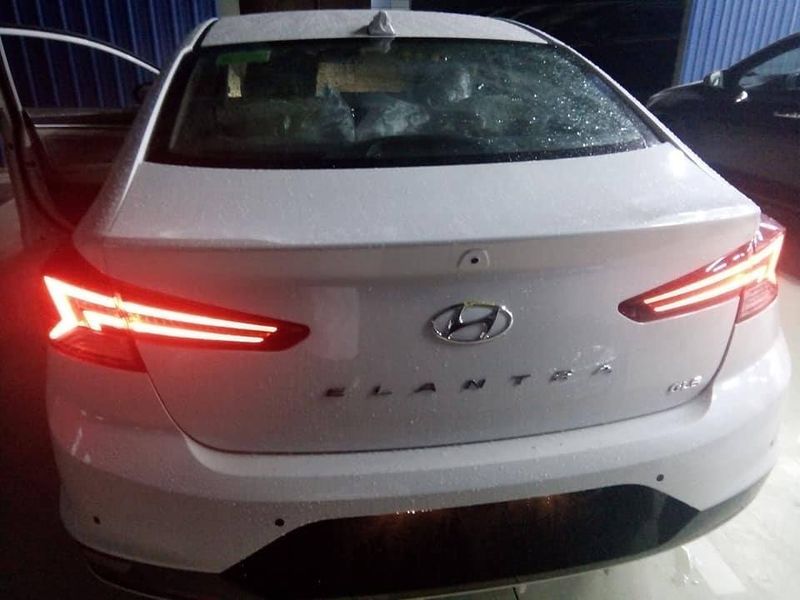 Bản nâng cấp của Hyundai Elantra lại bị cắt bớt trang bị khi về Việt Nam