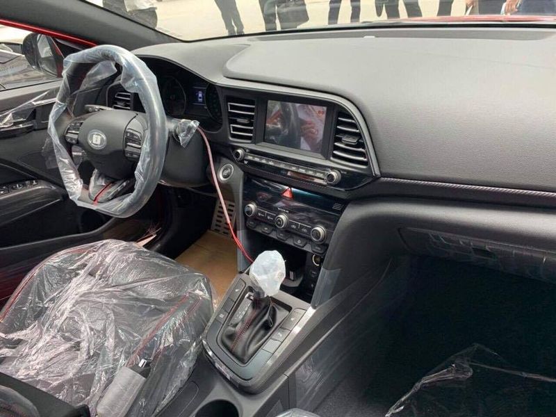 Bản nâng cấp của Hyundai Elantra lại bị cắt bớt trang bị khi về Việt Nam