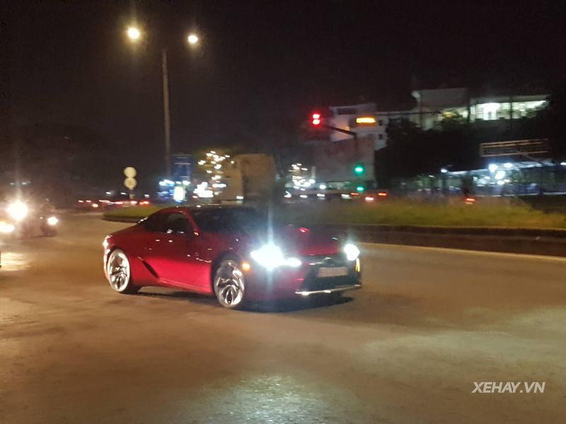 TP.HCM: Bắt gặp siêu phẩm Lexus LC 500h hàng hiếm dạo phố đêm cùng chủ nhân